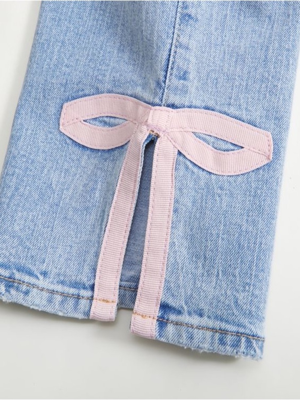 abercrombie kids 5:6 LONG - Light Blue Jeans with Pink Bow Detail